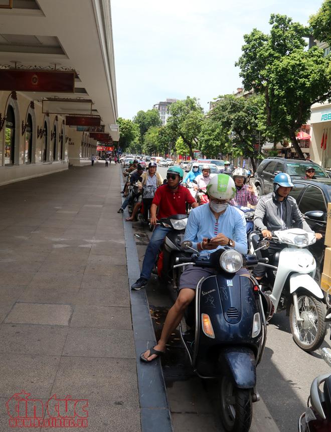 Người Hà Nội vật vã dưới nắng nóng gần 40 độ C ảnh 14